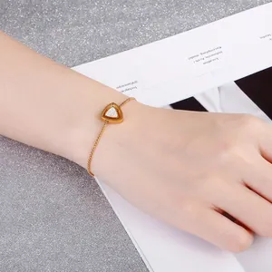 Bracelet élégant en acier titane doré avec pendentif triangle diamanté et chaîne de perles