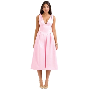 Robe longue élégante en satin rose avec col en V, taille ajustée et coupe trapèze fluide