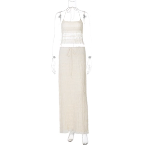 Détail de l'ensemble deux pièces blanc cassé avec tissu plissé et haut à dos nu sexy