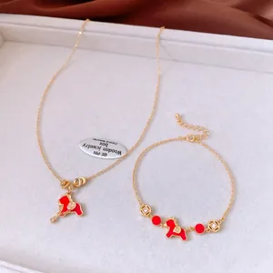 Détail du pendentif cheval en émail rouge et de la pièce dorée sur le coffret