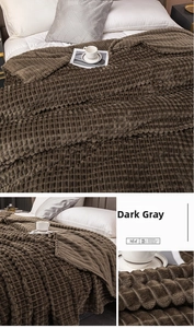Dettaglio macro di coperta grigio scuro in pelliccia sintetica e flanella goffrata