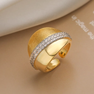 Wide 18K gold plated ring with brushed metal, zircon inlay and geometric open design