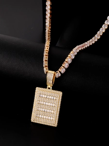Dettaglio del ciondolo rettangolare dorato con zirconi baguette su collana tennis