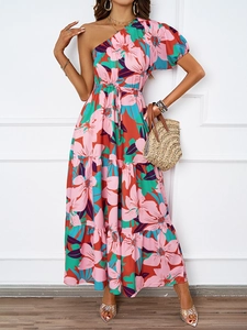 Détail de l'imprimé floral avec encolure asymétrique et ourlet volanté de robe longue