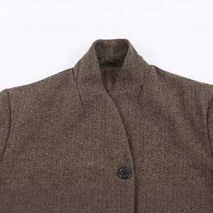 Blazer marrone da donna in tweed a spina di pesce con revers e dettagli del tessuto