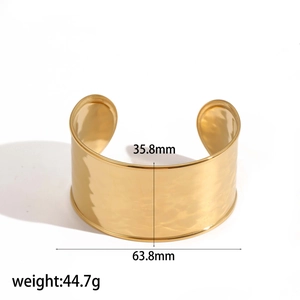 Dettaglio del bracciale in acciaio inossidabile placcato oro 18k con trama martellata e misure