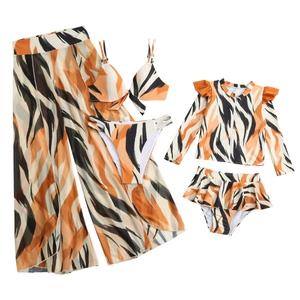 Détail à plat du bikini trois pièces à imprimé tigre avec pantalon en maille assorti
