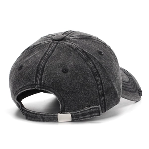 Vue arrière de la casquette de baseball en coton gris délavé avec boucle en métal réglable