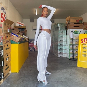 Weißes zweiteiliges Set mit langärmligem Crop-Top und strukturierter, enger Hose