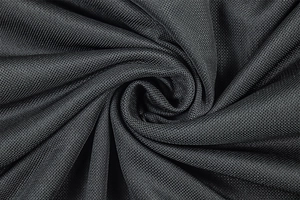 Détail macro du tissu en maille nid d'abeille noire avec drapé doux pour robes de femmes