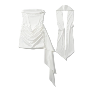 Robe courte bustier en satin blanc avec détails froncés et ruban de cou assorti élégant
