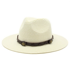 Gros plan du chapeau de paille beige avec ruban en cuir marron et rivets métalliques