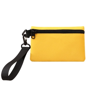 Petit porte-monnaie jaune en polyester avec fermeture éclair noire et dragonne de poignet