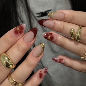 Französische Künstliche Nägel Mit Geprägten Blumen Kaffeebraun Kurze Mandelform Künstliche Nagelspitzen Für Frauen Maniküre