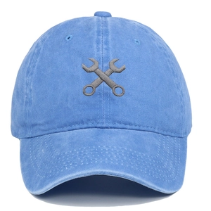 Détail de la broderie clé sur la casquette de baseball en denim délavé vintage