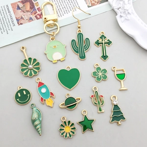 Assortiment de breloques en émail vert avec cactus, fleurs et étoiles sur métal doré