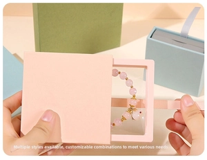 Rosa Perlenarmband mit Hasenanhänger in einer ausziehbaren PE-Folien-Präsentationsbox