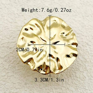 Detailed macro view showing the wavy gold-plated metal texture and dimensions of the earring