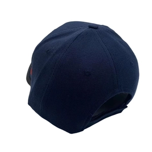 Détail de la casquette de baseball bleu marine avec sangle réglable et broderie rouge