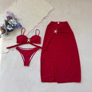 Ensemble bikini 3 pièces rouge à plat avec jupe longue en résille et boucles en étoile