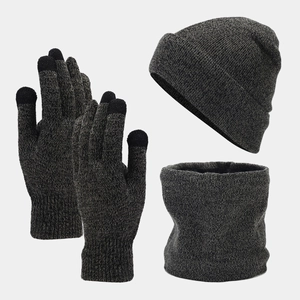 Dettaglio del set invernale grigio con guanti touch screen e fodera in pile calda