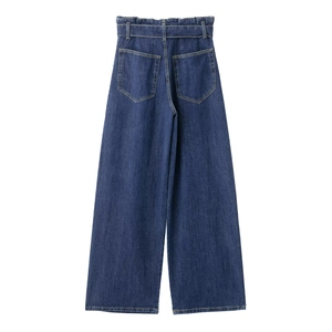 Détail du pantalon en jean bleu foncé à taille haute avec ceinture et poches arrière