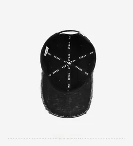 Vue détaillée de l'intérieur d'une casquette vintage avec doublure imprimée et boucle en métal