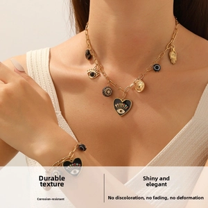 Détail du pendentif cœur mauvais œil et main de Hamsa sur un ensemble de bijoux
