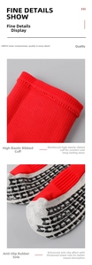 Detail von roten Fußballsocken mit rutschfesten Noppen und dicker Handtuchsohle
