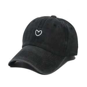 Casquette de baseball en coton lavé noir vintage avec coeur brodé blanc et bord incurvé