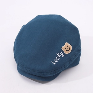 Dettaglio del cappellino in cotone blu navy con ricamo Lucky e motivo di orso bruno