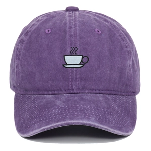 Détail d'une casquette en coton lavé violet avec une broderie de tasse à café de qualité