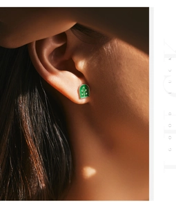 Gros plan de boucles d'oreilles tulipes vintage en argent s925 et émail vert