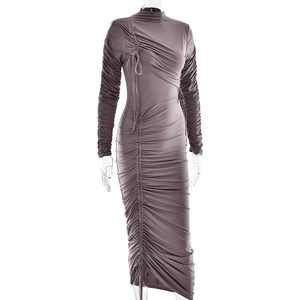 Détail du design froncé à cordon sur une robe longue moulante à manches longues