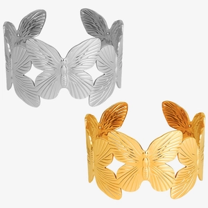 Dettaglio di bracciali a farfalla in oro e argento con trame delle ali definite