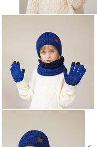 Detail van blauwe gebreide muts, sjaal en touchscreen handschoenen set voor de winter