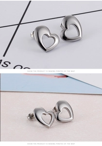 Vue macro de boucles d'oreilles cœur creux poli en acier inoxydable brillant