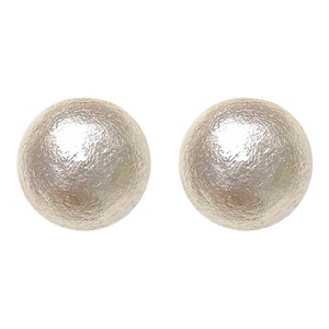 Elegantes pendientes redondos de plata mate con textura cepillada sobre fondo blanco