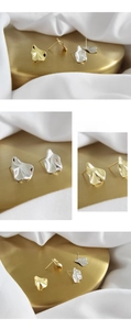 Détail macro de boucles d'oreilles en argent sterling S925 à texture organique irrégulière