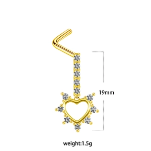 Clou de nez en cœur doré serti de cristaux de zircone brillants sur fond blanc
