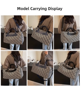 Dettaglio della borsa da viaggio grande con motivo geometrico bianco e nero e manici in pelle