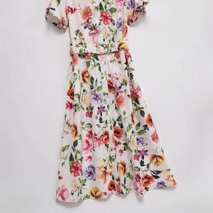 Robe midi d'été à fleurs en popeline avec manches courtes et ceinture assortie à boucle