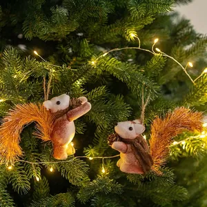 Lot de deux écureuils de Noël pour sapin avec queue duveteuse et détails de pives