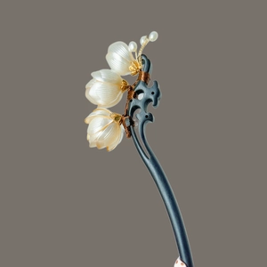 Détail d'épingle à cheveux magnolia avec fleurs en résine blanche et perles