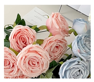 Détail de roses artificielles roses et bleu clair avec pétales en soie pour décoration