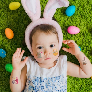 Tatouages temporaires de Pâques pour enfants avec lapins et œufs colorés