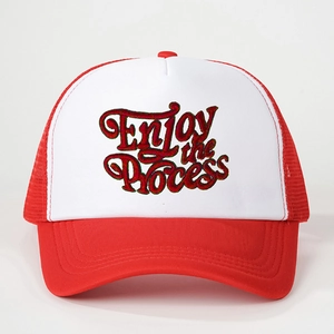 Casquette de camionneur rouge et blanche avec broderie Enjoy the Process sur le devant