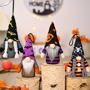 Détail de quatre ornements de gnomes d'Halloween avec motifs de citrouilles et araignées
