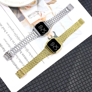 Details von silbernen und goldenen quadratischen LED-Digitaluhren mit Metallarmband