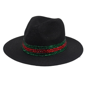 Chapeau de paille noir classique avec un ruban chic en strass vert-rouge-vert